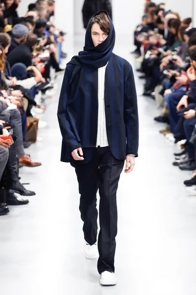 Look 16